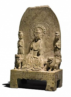 比丘法興造釋迦三尊黃花石像 北魏 C　佳士得　2017/03/15　Lot 529 H 60.6 cm USD 5,847,500